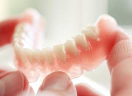 Gigi palsu atau gigi tiruan biasanya digunakan untuk menggantikan gigi yang telah rusak. Gigi Palsu Dental 55 Bandung