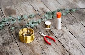 Rond de serviette fait avec un ruban décoré de plume de paon et cabochon pour une décoration de table de noël pour réaliser ces ronds de serviette pour une déco de noël baroque et féerique vous aurez besoin du matériel suivant: Comment Fabriquer Des Ronds De Serviette Avec Des Fleurs Depuis Mon Hamac