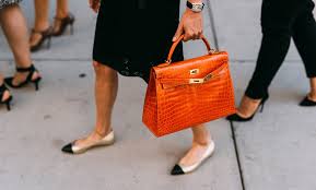 Ces sacs de luxe prennent de la valeur avec le temps. Success Story Le Sac Kelly D Hermes