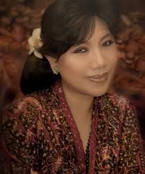 Kebaya kurungan panjang seperti semi gaya shoimah merupakan replika dari busana shoimah sendiri. Koleksi Gaun Pesta Kebaya Brokat Desainer Anne Avantie Paling Hits Dan Ngetren Halaman All Kompasiana Com
