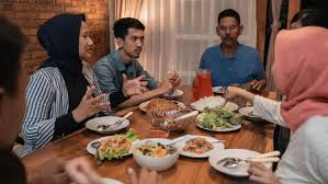 Berikut ini popmama.com telah merangkum doa dalam agama. Doa Sebelum Dan Sesudah Makan Lengkap Dengan Arti
