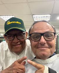 Alberto Mata, “El Maracucho”, hoy hizo la magia. Hijo, sobrino y nieto de  barberos. Me siento nuevo y bello 😂. Estaba muy peludo. Gracias  @barberiagerardo .