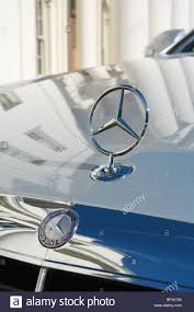 Mercedes De Badge Et Logo Avec Reflet D Une Demeure Seigneuriale Sur Le Capot De Voiture Photo Stock Alamy