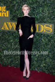 After studying drama at the victorian college of the arts, she made her film debut with a brief role in the australian comedy a few best. Elizabeth Debicki Schwarzes High Neck Abend Abendkleid London Abend Standard Theater Awards Thecelebritydresses