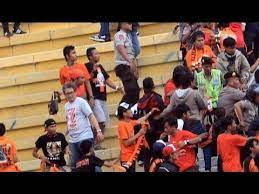 Tawuran suporter persija the jakmania vs viking persib bandung. Tawuran Suporter Persija Vs Pbr Bandung 17 Februari 2014 Youtube