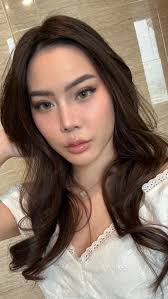 Rambut aku tuh tipis & gampang banget lepek 😩, akhirnya nemu cara biar  bisa keliatan bouncy & badai gini cuma pake hair straightener by  @akiracosme.id , bonus: curl-nya awet karena alatnya ada cooling ...