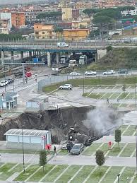 Una enorme voragine si è aperta nel parcheggio interno all. X3cpaore2sl3lm