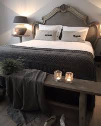Een Bank Aan Het Voeteneind Van Een Bed Blijf Ik Een Mooie En Handige Sfeermaker Vinden Je Moet Er Natuurlijk Ruimte Voor Home Bedroom Bedroom Colors Bedroom