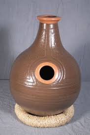 L Udu Est Un Instrument De Musique A Percussion Idiophone Du Nigeria En Forme De Jarre C Est La Si Instrument De Percussion Instrument De Musique Flute De Pan