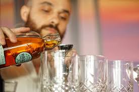 BATTLE ANNIE🍹 50ml Evermanns „Theo“ Blended Whisky 25ml Red vermouth 20ml  ginger syrup 30ml fresh lemon juice 20ml Aqua Faba (vegan eggwhite  substitute) 50ml Soda What do you think about my cocktail