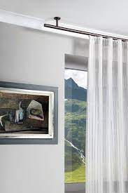 Das zeitlose design unserer edelstahl gardinenstangen ist ein muss für die moderne festerdekoration und erlaubt es ihnen, schlaufenschals. Gardinenstange Rund An Der Decke In Schwarz Vielfaltige Plissees Bezaubernde Flachenvorhange Liebevolle Jalou Gardinen Wohnzimmer Gardinenstange Gardinen