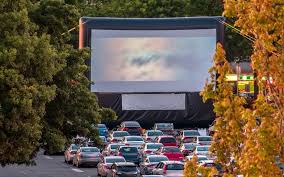 وشهدت بعض الساحات في ألمانيا عودة سينما السيارات من خلال وجود المئات بسياراتهم لمشاهدة الأفلام واسترجاع حالة الترفيه، وإن كان بالتزام التباعد الاجتماعي. ÙƒÙ„ Ù…Ø§ Ø¹Ù„ÙŠÙƒ Ù…Ø¹Ø±ÙØªÙ‡ Ø¹Ù† ØªØ¬Ø±Ø¨Ø© Ø³ÙŠÙ†Ù…Ø§ Ø§Ù„Ø³ÙŠØ§Ø±Ø§Øª ÙÙŠ Ø¯Ø¨ÙŠ Ø§Ù„Ù…ÙˆÙ‚Ø¹ Ø§Ù„Ù…Ø²Ø§ÙŠØ§ Ù…Ø§ÙŠ Ø¨ÙŠÙˆØª