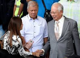 .najib di langgak duta, rumah najib di jalan duta, rumah najib tun razak, rumah najib dan rosmah, rampasan barang dari rumah najib, rumah najib kena serbu, rumah najib di taman duta, gambar rumah najib, rumah najib diserbu, rumah najib kampung undang kuala terengganu, rumah najib. Serbuan Ke Rumah Najib Malam Ramadan 2018 Keterlaluan Bekas Polis Tun Carlos