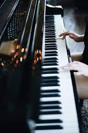 Oni Gentleman Nel 2021 Pianoforte Fotografia Musica Per Pianoforte Suonare Il Pianoforte