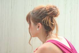 シニヨンじょうず で簡単にかわいいまとめ髪をつくろう hair 女の子のヘアカット おだんごヘア シニヨン