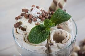 Eu Eiscreme In Rollen Gebratenes Eis Es Wird Auf Einer Spezieller Eismaschine Fur Roll Eis Generell Bei Den Kun Speiseeismaschine Softeismaschine Softeis
