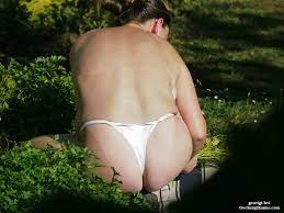 Älteres Weib nackt im Garten - Oma Porno Foto