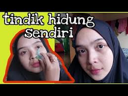 Apakah pria ini boleh mengimami sholat? Tindik Hidung