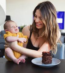 Sarah kohan, also known as the 'moonstrucktraveller', and west ham striker javier hernandez, are just weeks away from welcoming their first child after they tied the knot. Sarah Kohan Wiki Bio