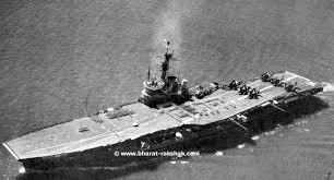 The book illustrates 25 de mayo aircraft carriers of the argentinian navy, which were involved in the falklands war (spanish: Un Harrier En El 25 De Mayo
