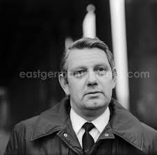 Berlin: Porträtaufnahme des Schauspielers Peter Borgelt, aufgenommen 1968  während einer Drehpause. Durch seine Rolle als Hauptmann