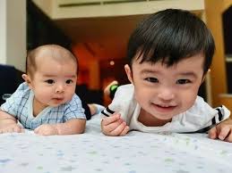 10 Foto Koko Raphael Moeis dan Adik Mikhael, Peluk Cium dan Wajahnya Makin  Mirip Aja