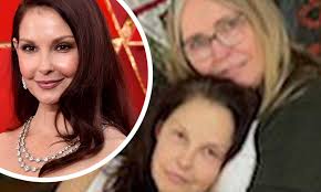 March 7, 2021, 8:47 pm utc Ashley Judd Is Trying To Stay Optimistic While Drowning In Trauma After Shattering Leg In Congo Daily Mail Online
