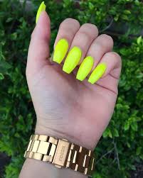 Las uñas de neon están siendo tendencia, si creías que las uñas moradas o las uñas amarillas eran lo más brillante y llamativo que podías conseguir en colores, pues descarta tus antiguos diseños, porque las uñas de neon tiene los colores más brillantes y llamativos que hayas visto, desde colores de 1. Spring Vibes Neon Yellow Coffin Unas Amarillo Neon Unas Color Neon Unas Postizas De Gel