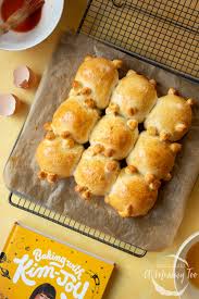 This recipe uses more yeast than my faster no knead bread. Kim Joy S Tangzhong Cat Shaped Bread A Mummy Too