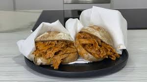 Na região do norte são tiras de lombo de porco laminadas, cozinhadas num molho especial, servidas em pão biju sem qualquer adição de molhos, mas depois as pessoas podem adicionar o que quiserem. Receita Da Bifana Portuguesa