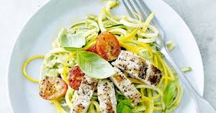 Poulet Aux Nouilles De Courgettes Et Pesto D Avocat Cremeux Carrefour Recept Courgettenoedels Kip Voedsel Ideeen