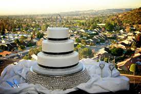 Simple Wedding Cake On A Budget Just Rented A Chic 21 Round Crystal Cake Stand Cake Is Butter C Simple Wedding Cake Cute Wedding Dress Cheap Wedding Dress