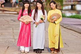 Ao yem is older, but very similar to ao dai. Ao Dai Lovetoknow