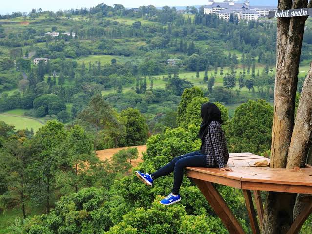 Spot foto estetik di Bukit Geulis Bogor dengan latar belakang lembah hijau