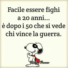 Oggetti d'oro, mazzi di viole e altri vi state chiedendo perché l'anniversario dei 50 anni di matrimonio viene conosciuto come nozze d'oro?. Auguri A Snoopy Ed Charlie Brown I Peanuts Compiono 70 Tempo Auguri 50 Anni Snoopy