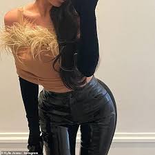 Strávil jsem většinu posledních tří let nakupováním všech výrobků kylie jenner na trhu, pronásledoval ji insta nepřetržitě a obecně se jen pokoušel ukrást některou z její neodolatelné báječnosti. Kylie Jenner Poses For A Late Night Selfie In Skintight Pvc Trousers And A Fringed Crop Top Readsector Female