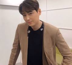 '데뷔 당시' 신인상을 휩쓸었던 이지훈 발라드 왕자 이지훈의 데뷔곡 '왜 하늘은.'♪ 뮤직비디오에 이정재가 출연하며 인기를 끌었던… Dmw3ul0ls7joom
