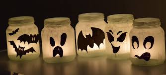 Halloween Decoratie Maken Zet Je Huis In Het Donker En Breng Met Deze Simpele Spo Halloween Decoratie Knutselen Knutselen Halloween Knutselen Thema Halloween