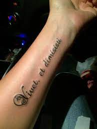 Live And Let Go In Latin Tattoos Tattoo Quotes Symbolic Tattoos