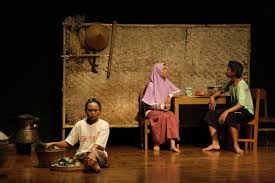 Kritik seni adalah kegiatan menanggapi karya seni untuk menunjukkan kelebihan dan kekurangan suatu karya seni, salah satu keterangan kelebihan kritik seni memiliki fungsi yang sangat. Kritik Pertunjukan Teater T Langkank Arte