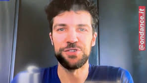 Roberto bolle è uscito allo scoperto insieme a daniel lee, lo stilista con cui è stato beccato una prima volta a venezia e poi in yacht, mentre erano intenti a scambiarsi baci bollenti. Roberto Bolle Triumphs On Tv With Danza Con Me And Shows Himself With A Beard