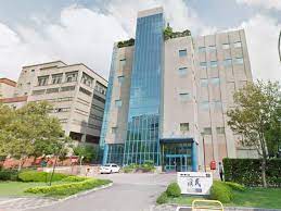 西環均益大廈3期b座一名住客確診新冠肺炎，衛生防護中心傳染病處主任張竹君、港大微生物學系講座教授袁國勇，傍晚到均益大廈3期b座視察。 均益大廈有患者確診。 張竹君到西環均益大廈3期b座視察。 袁國勇到西環均益大廈3期b座視察。 確診患者居住的單位，樓下. Eha0v1shamczpm