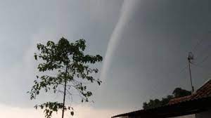 This is puting beliung by purwasukanews.com on vimeo, the home for high quality videos and the people who love them. Puting Beliung Porak Porandakan Sebagian Daerah Dago Bandung Tekno Tempo Co