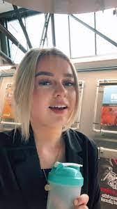 Laura Moes's Instagram, Twitter & Facebook