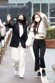원래는 김성재의 노래를 리메이크한 <말하자면>으로 활동할 계획이었으나, 유족들의 심경을 헤아리는 마음으로 활동곡을 변경했다.12 un good bye. í¬í†  ìµœì •ì› ìœ í•˜ í–‰ë³µí•œ ì¶œê·¼ê¸¸ ë„¤ì´íŠ¸ ë‰´ìŠ¤