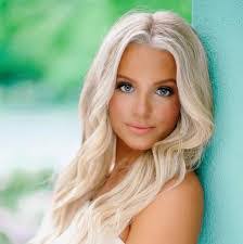 Deanna Bounds's Instagram, Twitter & Facebook