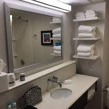 Det har en familjevänlig miljö samt många användbara bekvämligheter som finns där för att göra din vistelse bättre. Hampton Inn Ny Jfk Picture Of Hampton Inn Ny Jfk Jamaica Tripadvisor