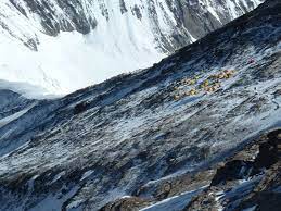 The shocking images of and rising death toll from mount everest are reminders, writes jill filipovic, of the responsibility shared by nepal's government, guide companies and ultimately, the climbers themselves. Recits De L Everest Dans La Zone De La Mort