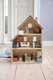 Case delle bambole già ammobiliate o con tutti i servizi base, mobili e bambole da posizionare e con cui giocare dentro la casetta. Famiglia Di Bambole In Legno Per La Casa Delle Bambole Nordic Lullaby