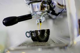 Κορυφαίες συμβουλές για το πώς να αφαιρέσετε τα άλατα από μια καφετιέρα